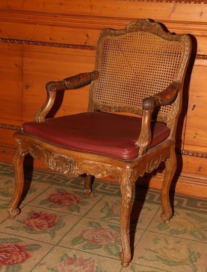 FAUTEUIL A DOSSIER PLAT CANNE

En partie...