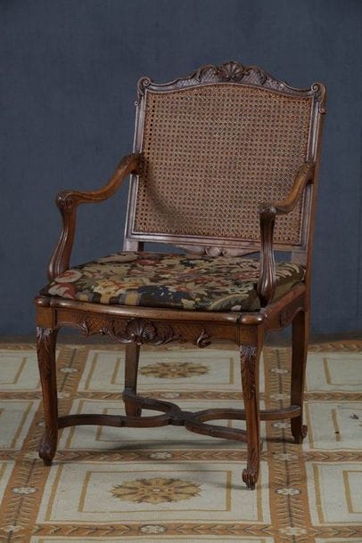 FAUTEUIL à dossier plat canné

Style Régence...