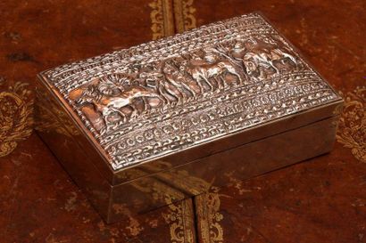 COFFRET A CIGARETTES RECTANGULAIRE

Travail...