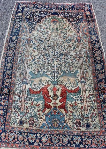 PERSE - TAPIS ancien

Laine et soie (?) nouée

Décor...