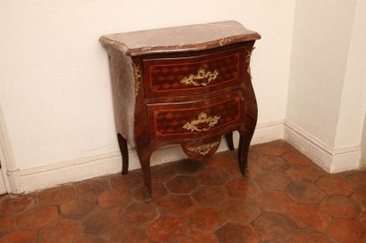 PETITE COMMODE à façade et côtés galbés

Italie...