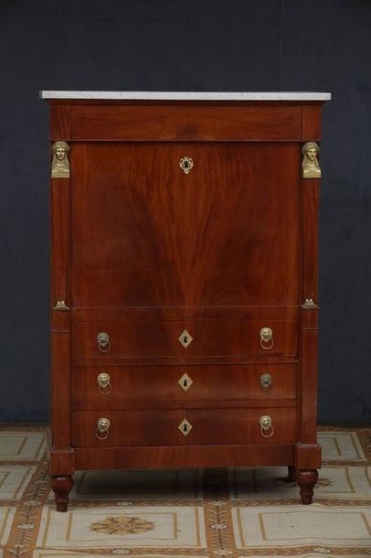 SECRETAIRE

Epoque Empire

Placage d'acajou...