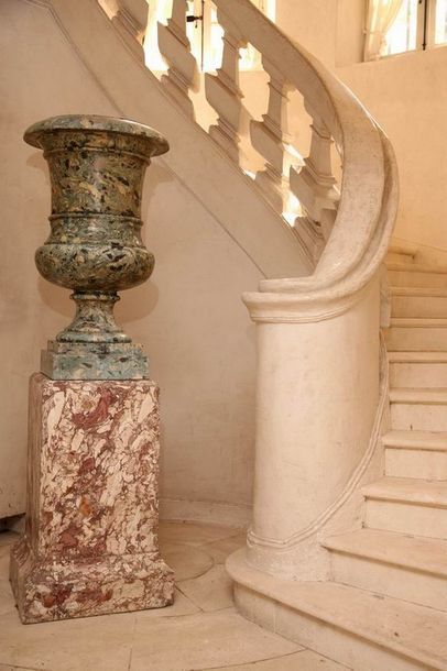 GRAND VASE MEDICIS et gaine carrée

Style...
