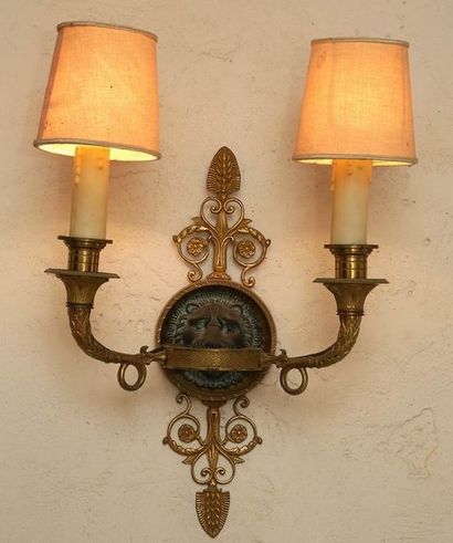 SUITE DE QUATRE APPLIQUES à deux bras de...