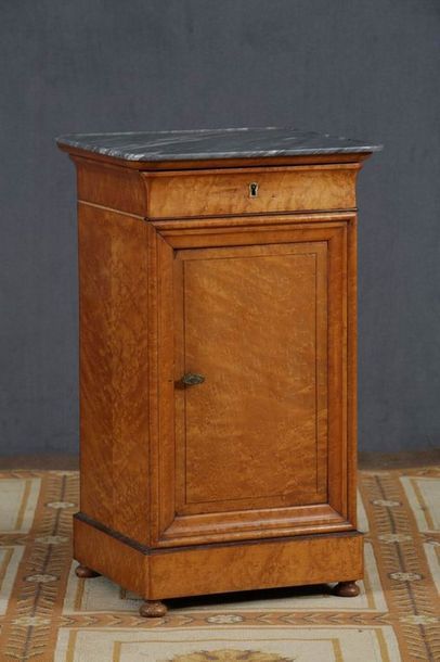 ARMOIRE A GLACE et CHEVET 

Epoque Charles...