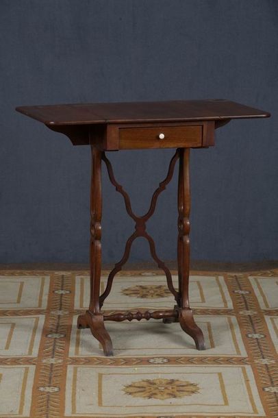 PETITE TABLE A ECRIRE à volets latéraux 

Epoque...