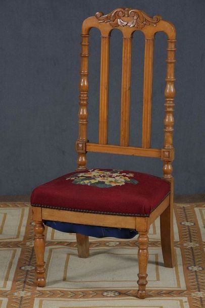 CHAISE BASSE à dossier ajouré 

Epoque Louis-Philippe

Hêtre...