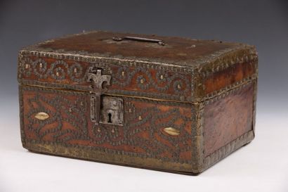 COFFRET DE VOYAGE 

Epoque Louis XIV 

Cuir...