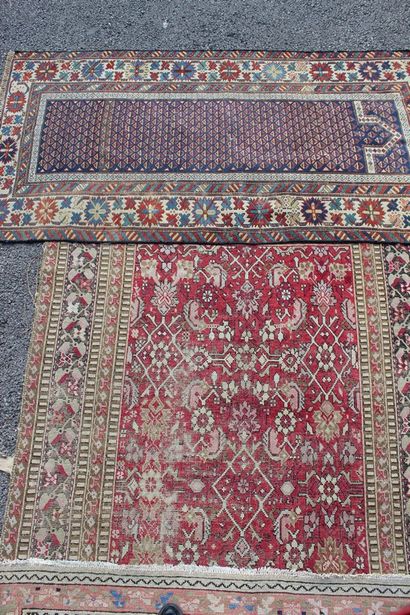 CAUCASE - TROIS TAPIS anciens 

Laine nouée

Deux...