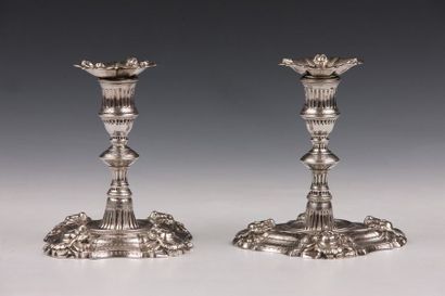 PAIRE DE FLAMBEAUX de toilette

Angleterre,...