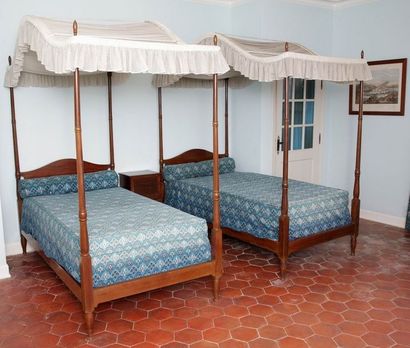 PAIRE DE LITS UNE PLACE A BALDAQUIN

Style...