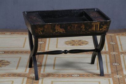TABLE BASSE formée d'un plateau cuvette à...