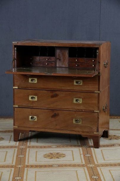 COMMODE BATEAU à deux corps formant secrétaire

Angleterre...