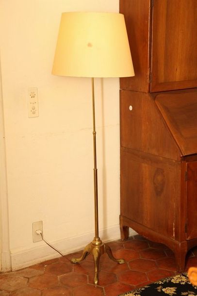 LAMPADAIRE TRIPODE 

Style Anglais

Circa...