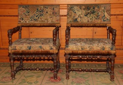 PAIRE DE FAUTEUILS A BRAS

XVIIème Siècle

Noyer...