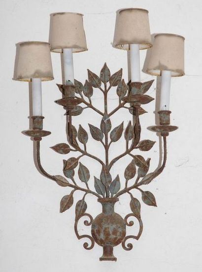 PAIRE D'APPLIQUES à quatre lumières étagées...