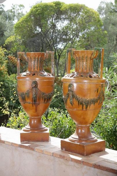 PAIRE DE GRANDS VASES AMPHORE

Style Louis...