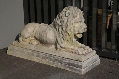 PAIRE DE STATUES DE LIONS couchés 

Style...