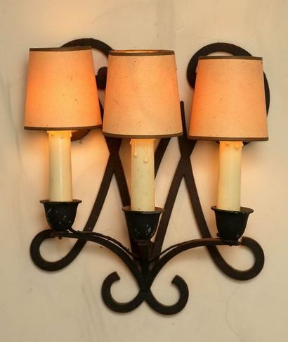SUITE DE 6 APPLIQUES à trois bras de lumière...