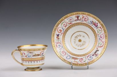 SEVRES

Vers 1790

TASSE et SA SOUCOUPE

Porcelaine...