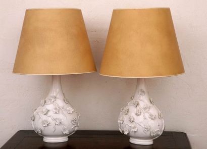 PAIRE DE VASES montés en lampes de forme...