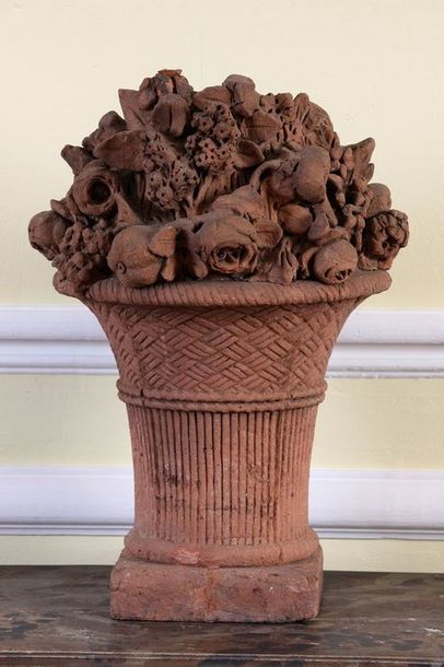 ORNEMENT en forme de corbeille de fleurs...