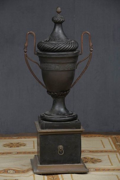 POELE en forme de vase antique sur base carrée

Début...
