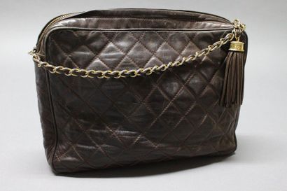 CHANEL circa 1980

Sac 27 cm en cuir agneau...