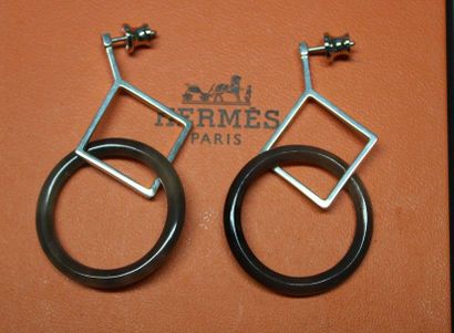 HERMES Paris

 Paire de pendants d'oreilles...