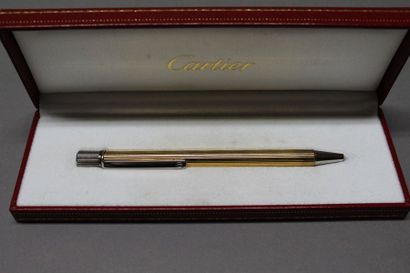 CARTIER

Stylo-bille en métal doré godronné...