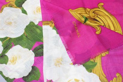 CHANEL

Châle en étamine de laine à motif...