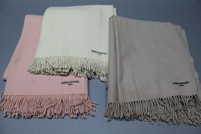 Sonia RYKIEL

Lot de trois châles en laine...
