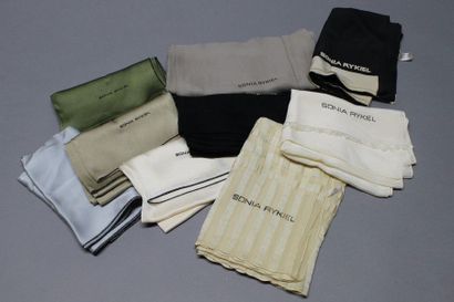 Sonia RYKIEL

Lot de neuf petits carrés et...