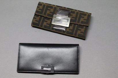 FENDI, GUCCI

Lot composé de deux portefeuilles,...