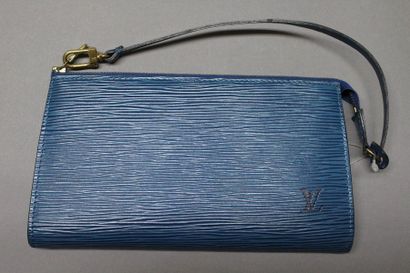 Louis VUITTON

 Pochette accessoire en cuir...