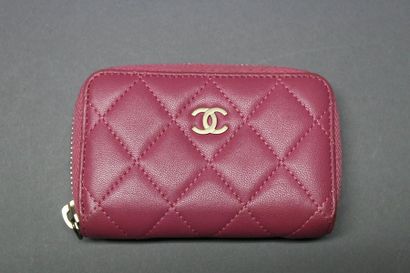 CHANEL

Porte cartes en cuir agneau matelassé...