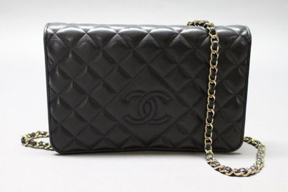 CHANEL

Wallet On Chain en cuir agneau matelassé...