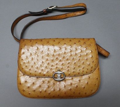 CELINE

Sac 23cm en cuir autruche gold, fermeture...