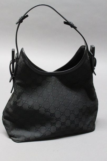 GUCCI

Sac 28cm en toile GG Suprême et cuir...