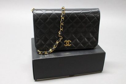 CHANEL

Sac 24cm en cuir agneau matelassé...