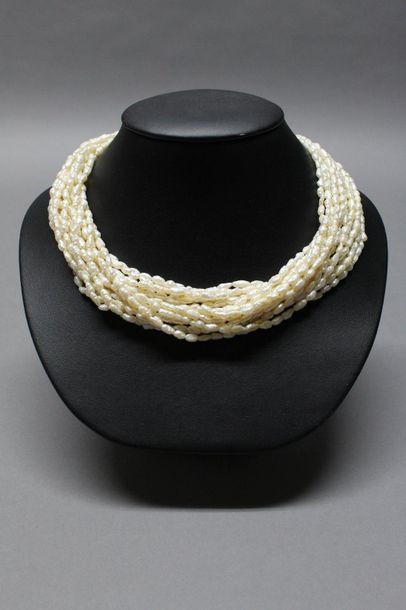 Anonyme

Collier multi rangs de perles d'eau...