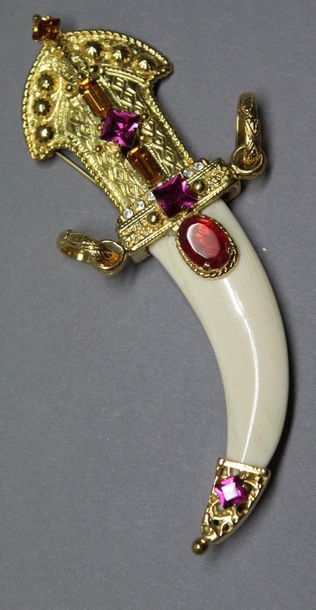 FERRE

Broche sabre en bakélite façon ivoire...
