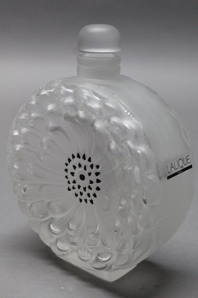 LALIQUE

Flacon de parfum en verre moulé...