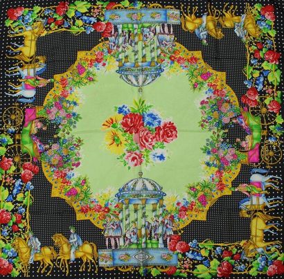 VERSACE

Carré en soie imprimée à décor de...