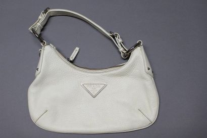 PRADA

Sac à l'épaule 32cm en veau grainé...