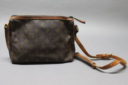 Louis VUITTON 

Sac 24 cm en toile Monogram...