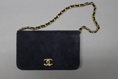 CHANEL

Sac 19cm en agneau velours matelassé...