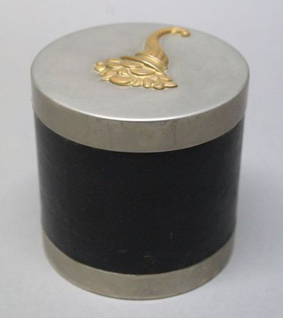 HERMES Paris

Pot à tabac en métal argenté...