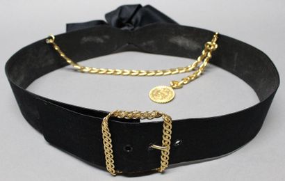 CHANEL par Karl Lagerfeld circa 1988

Ceinture...