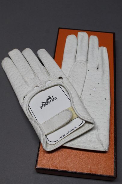 HERMES Paris 24 Fbg St Honoré

Paire de gants...